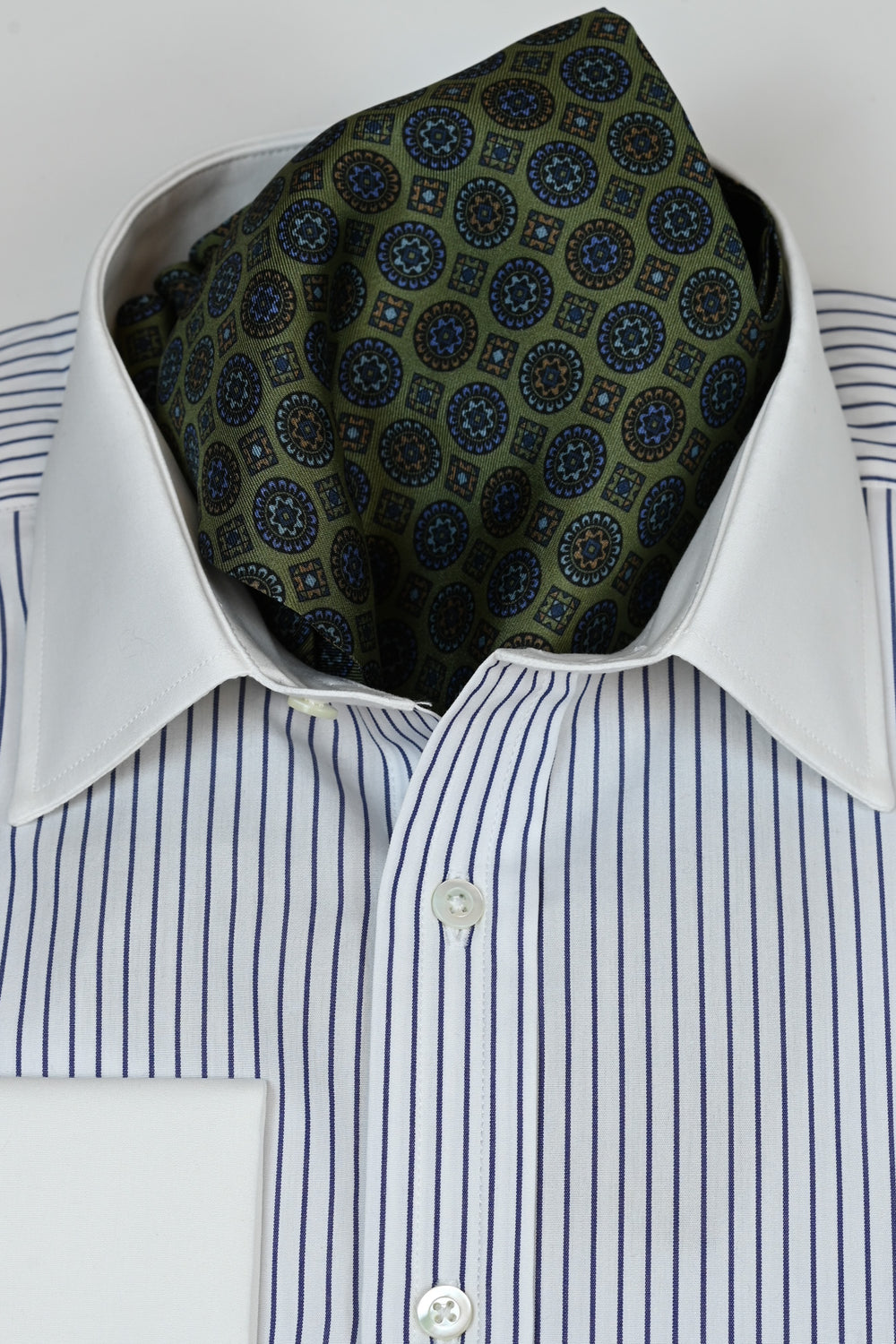 Ascot mit Paisley in grün