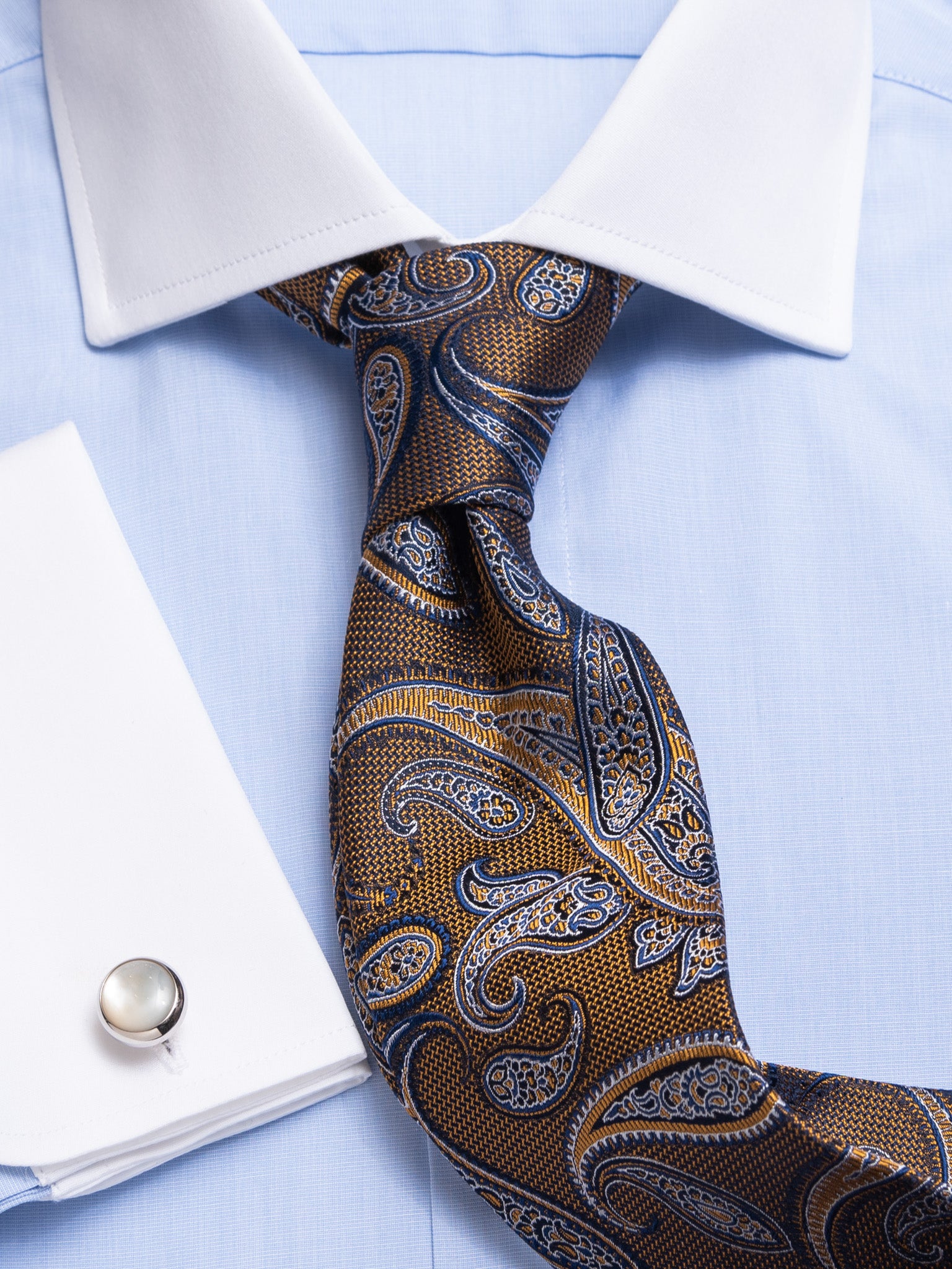 Hemd in Slimline mit Cut Away Kragen in blau mit weißem Kragen 100% Baumwolle