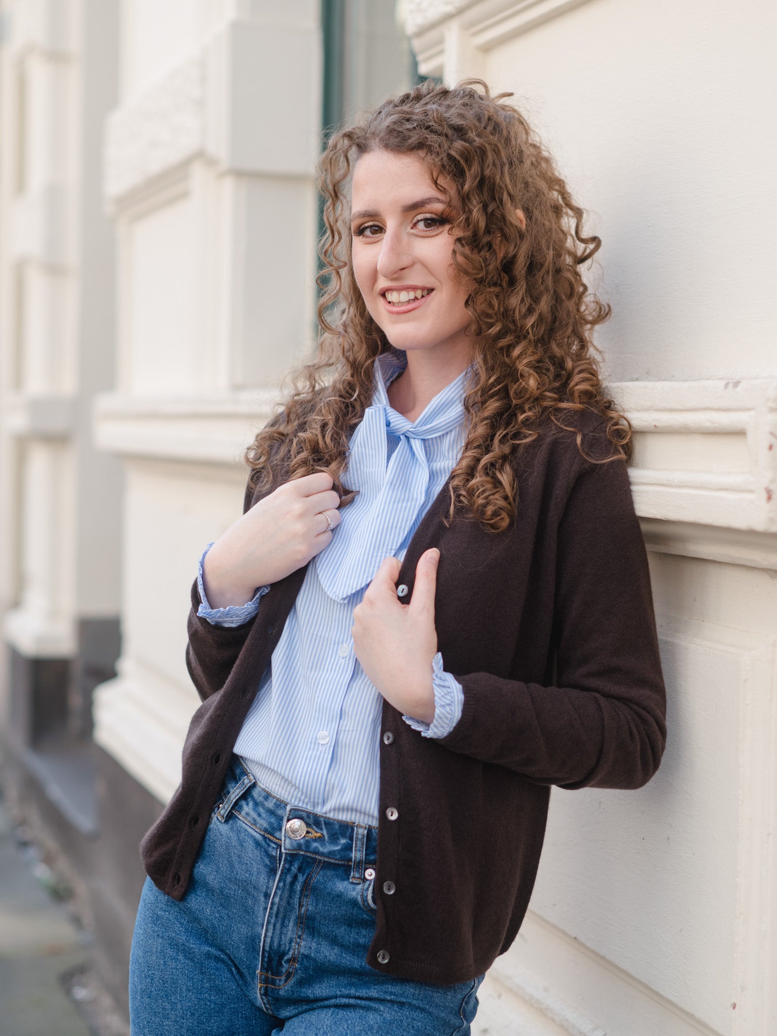 Cashmere Strickjacke mit V-Ausschnitt in schwarz — John Crocket