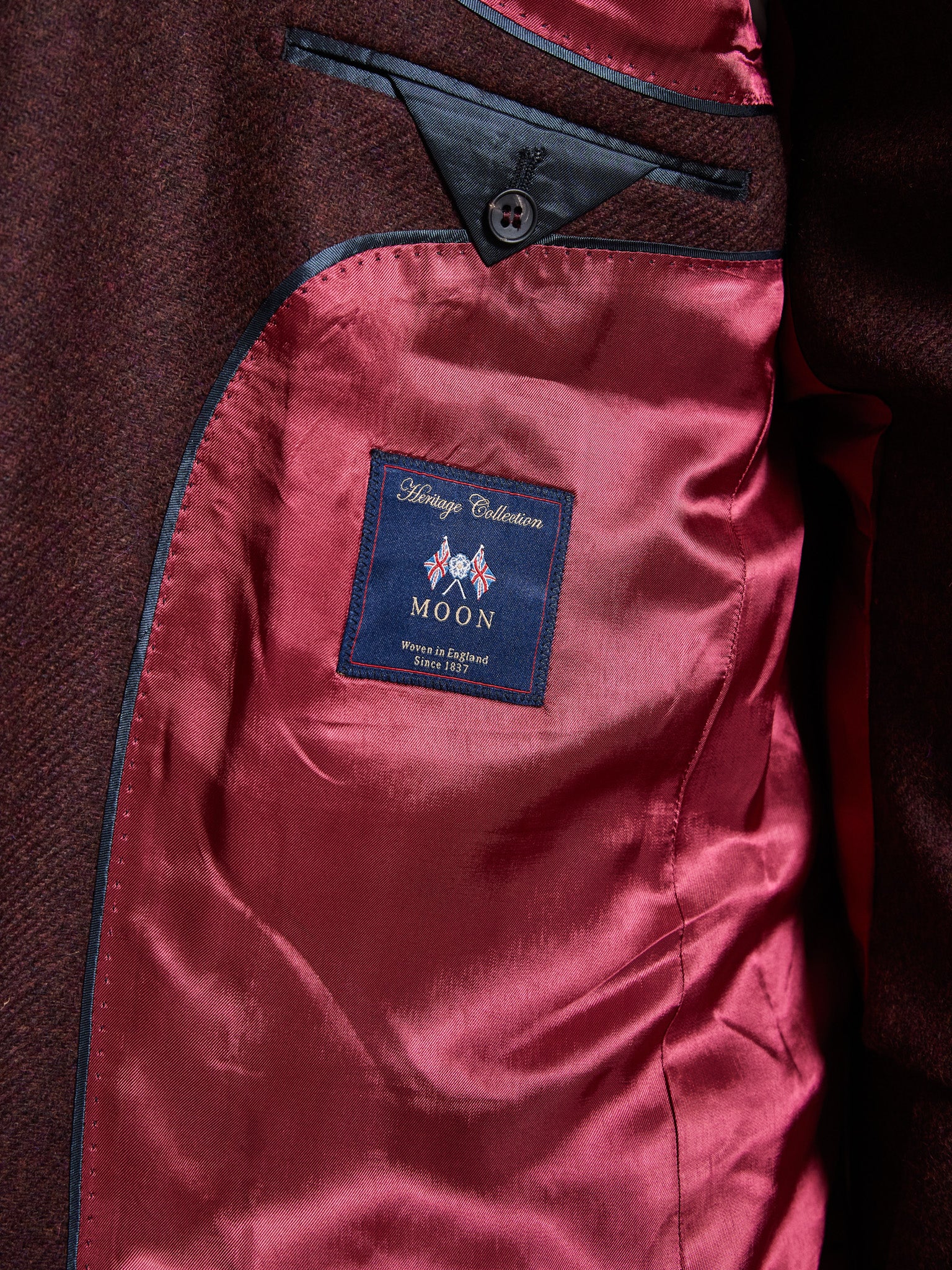 Tweed Anzug Dreiteiler burgunderrot aus Moon Tweed — John Crocket