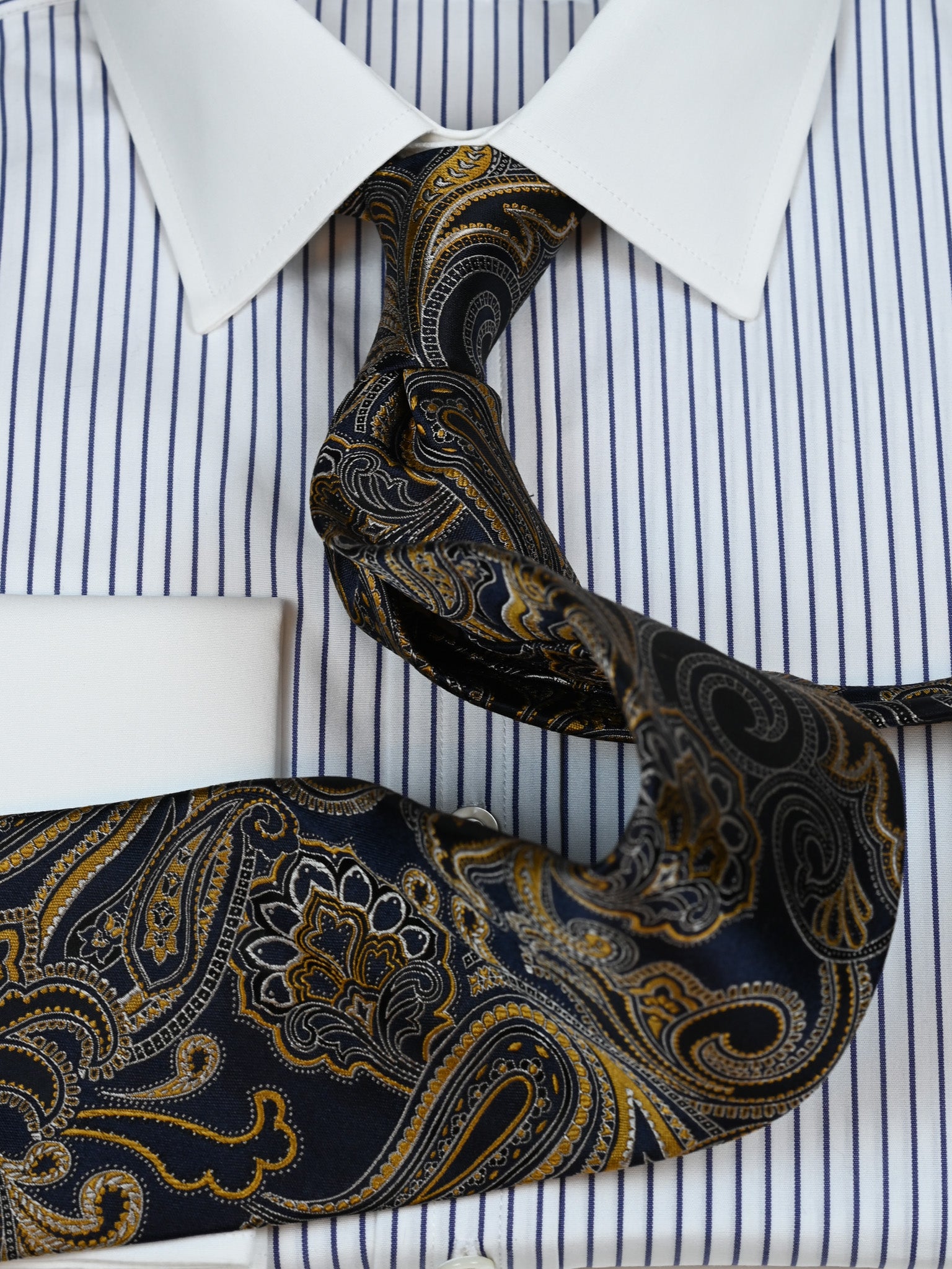 Krawatte mit Paisley in navy/gold