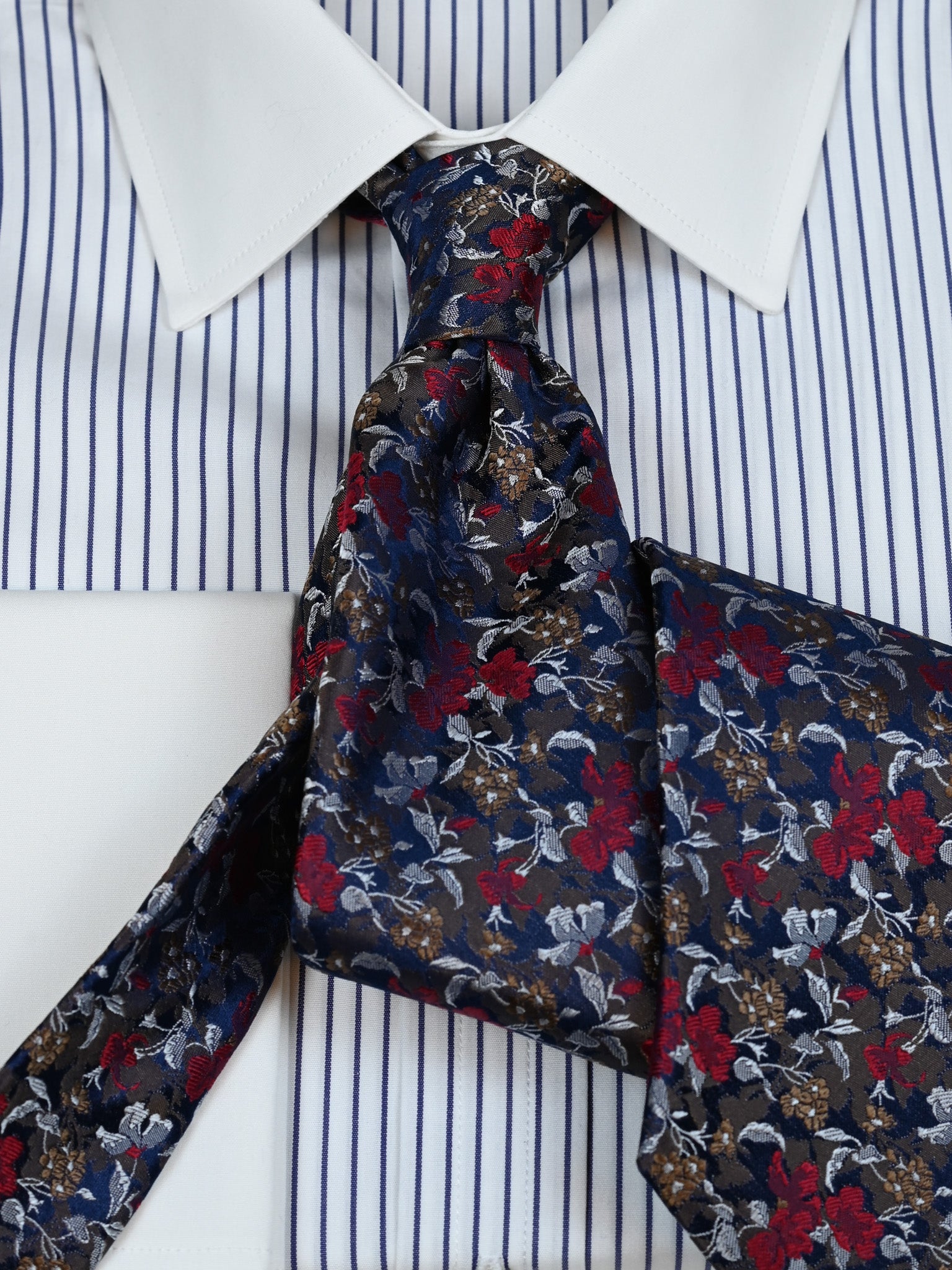 Krawatte mit floralem Muster in blau/rot