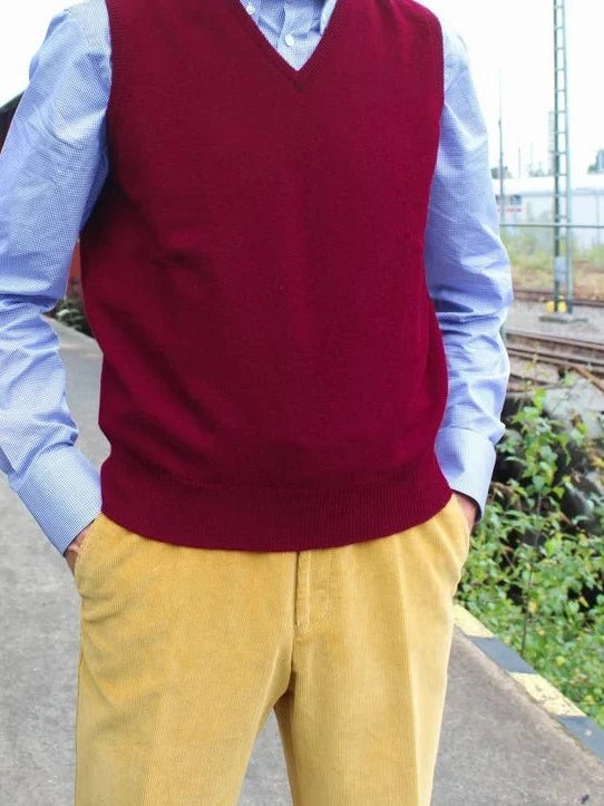 Lambswool Pullunder bordeaux Frontalansicht — John Crocket