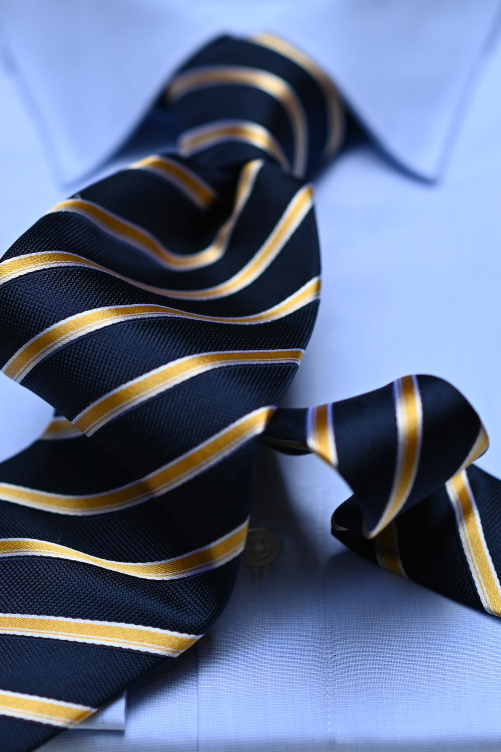 Krawatte mit Streifen in navy/gold