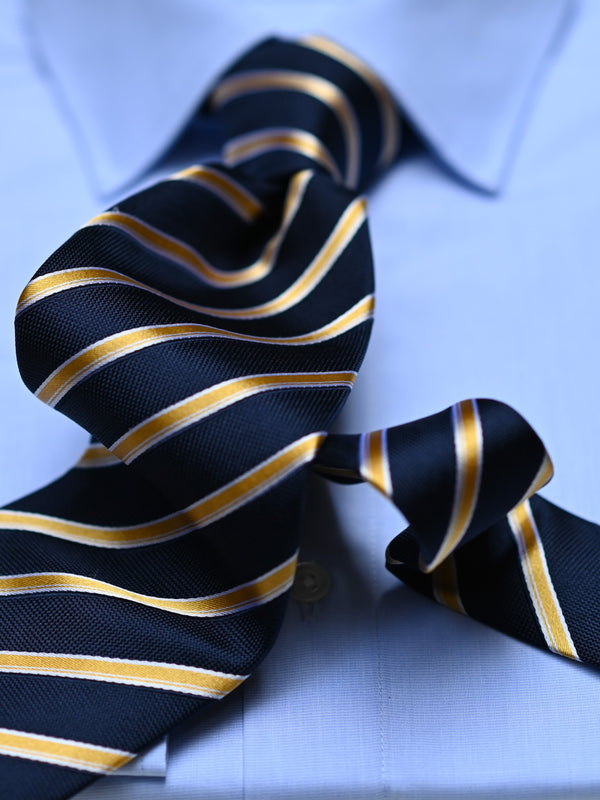 Krawatte mit Streifen in navy/gold