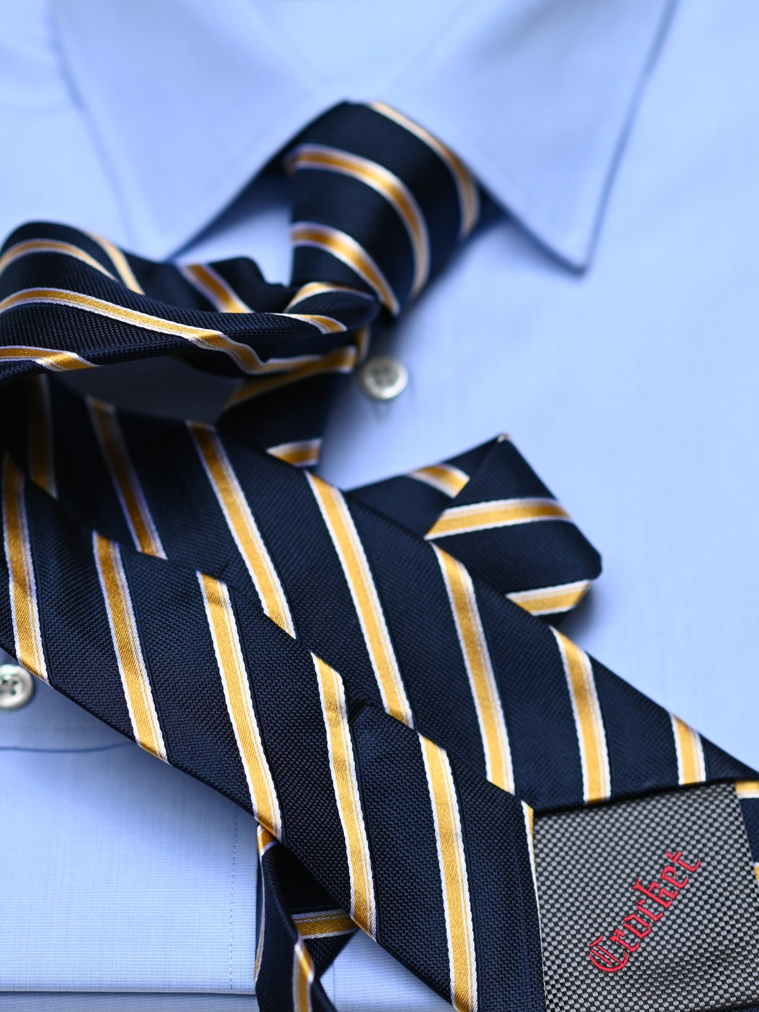 Krawatte mit Streifen in navy/gold