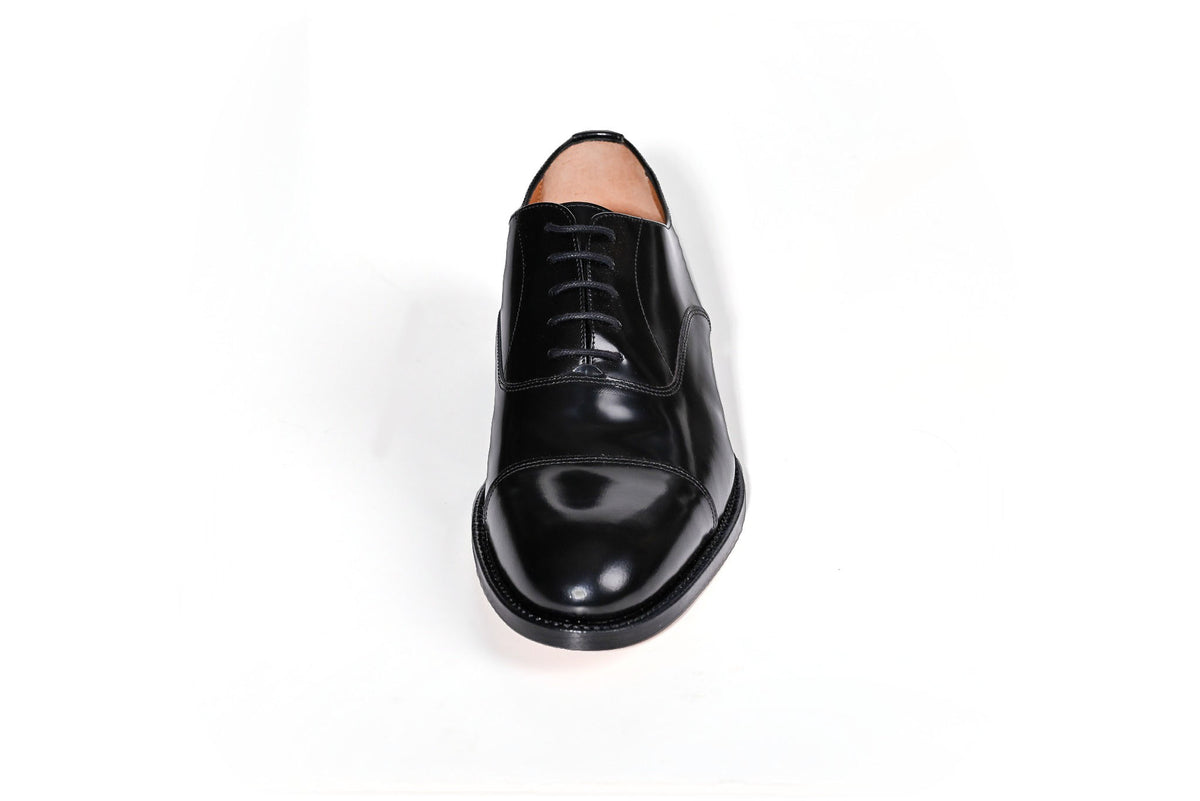 Plain Oxford Herrenschuh in Schwarz Hochglanz, Frontalansicht