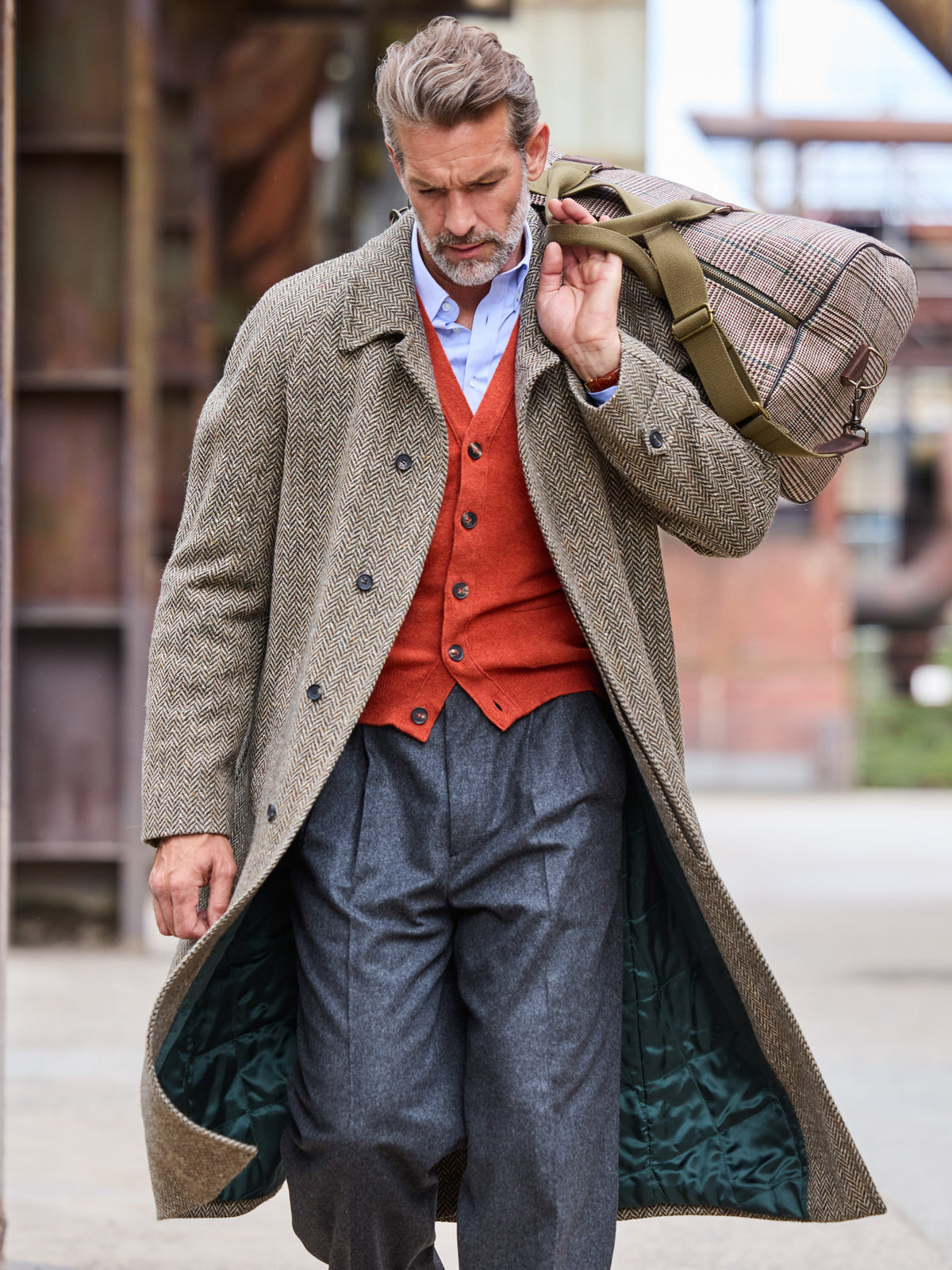 Weekender Prince-of-Wales-Karo Lovat Tweed Beige am Model über der Schulter, zu offenem Raglanmantel — John Crocket