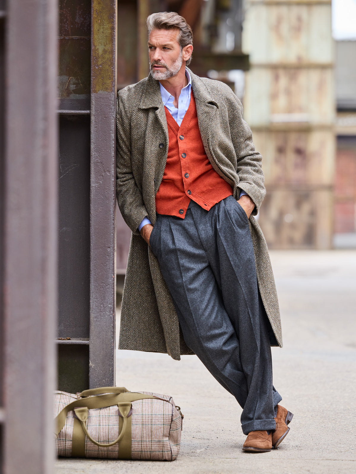 Raglanmantel Fischgrät John Hanly Tweed Olive Light Brown offen getragen zu orangefarbenem Strick — John Crocket