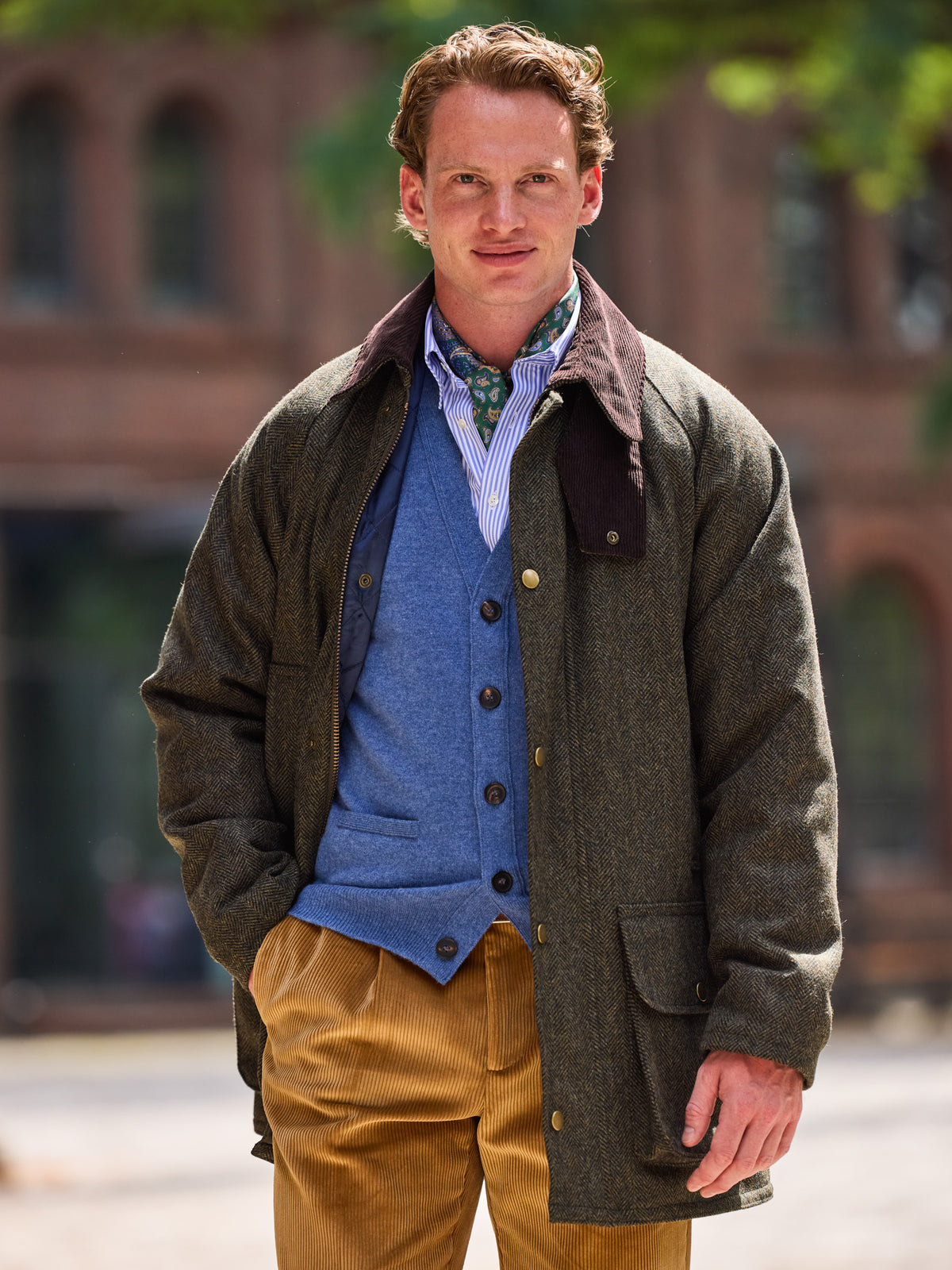 Oxford Jacke Fischgrät Moon Tweed Forest am Model getragen zu ockerfarbener Cordhose — John Crocket