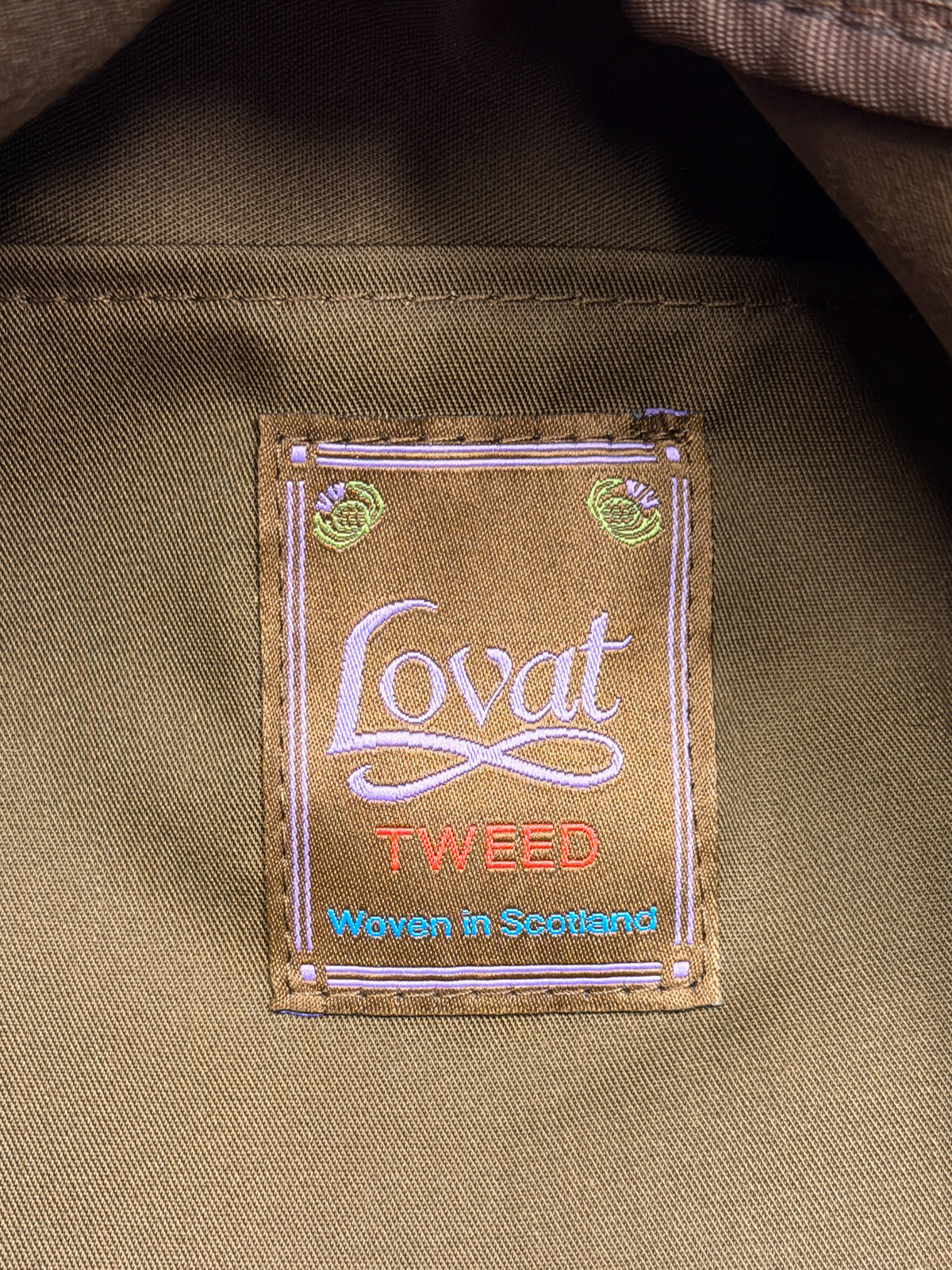 Weekender aus Lovat Tweed, Detail des Etiketts mit der Aufschrift Lovat Tweed, Woven in Scotland auf der Innenseite – John Crocket