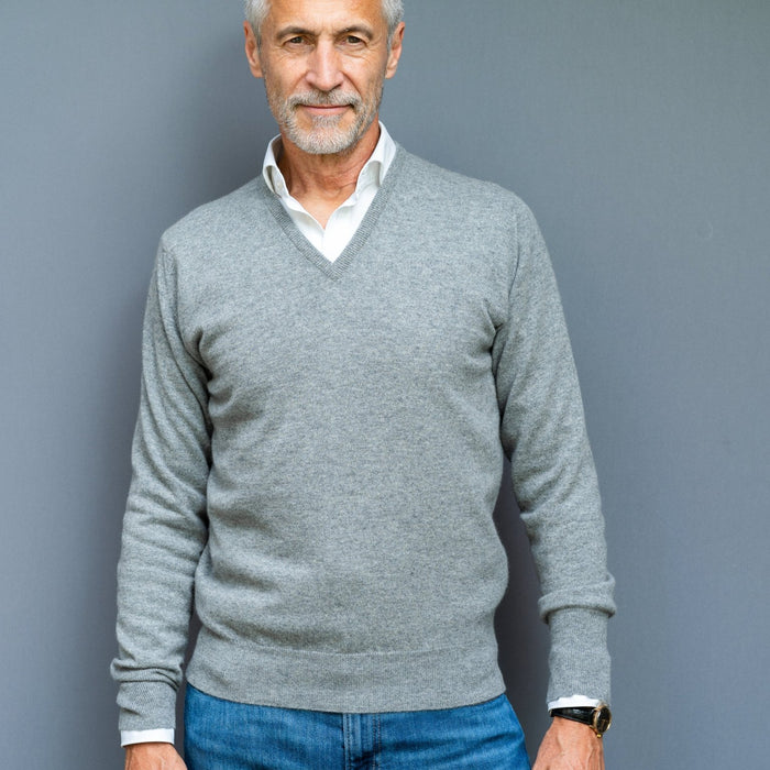 Cashmere Pullover (2-fädig) mit V-Ausschnitt in klassischen Farben