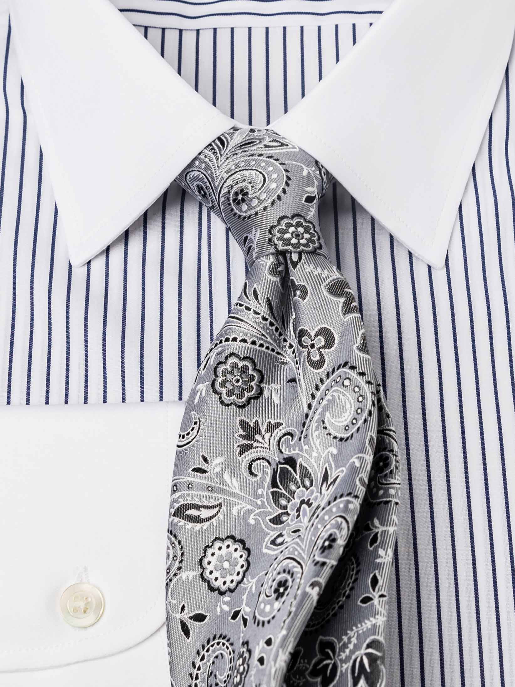 Krawatte in silber mit Blumen