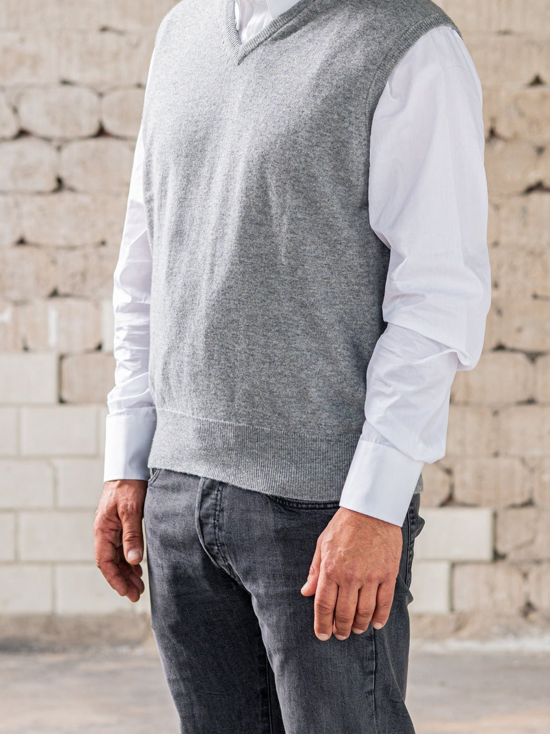 Cashmere Pullunder beige Rückansicht — John Crocket