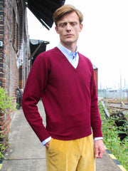 Lambswool Pullover mit V-Ausschnitt in klassischen Farben (Gr. 40–42)