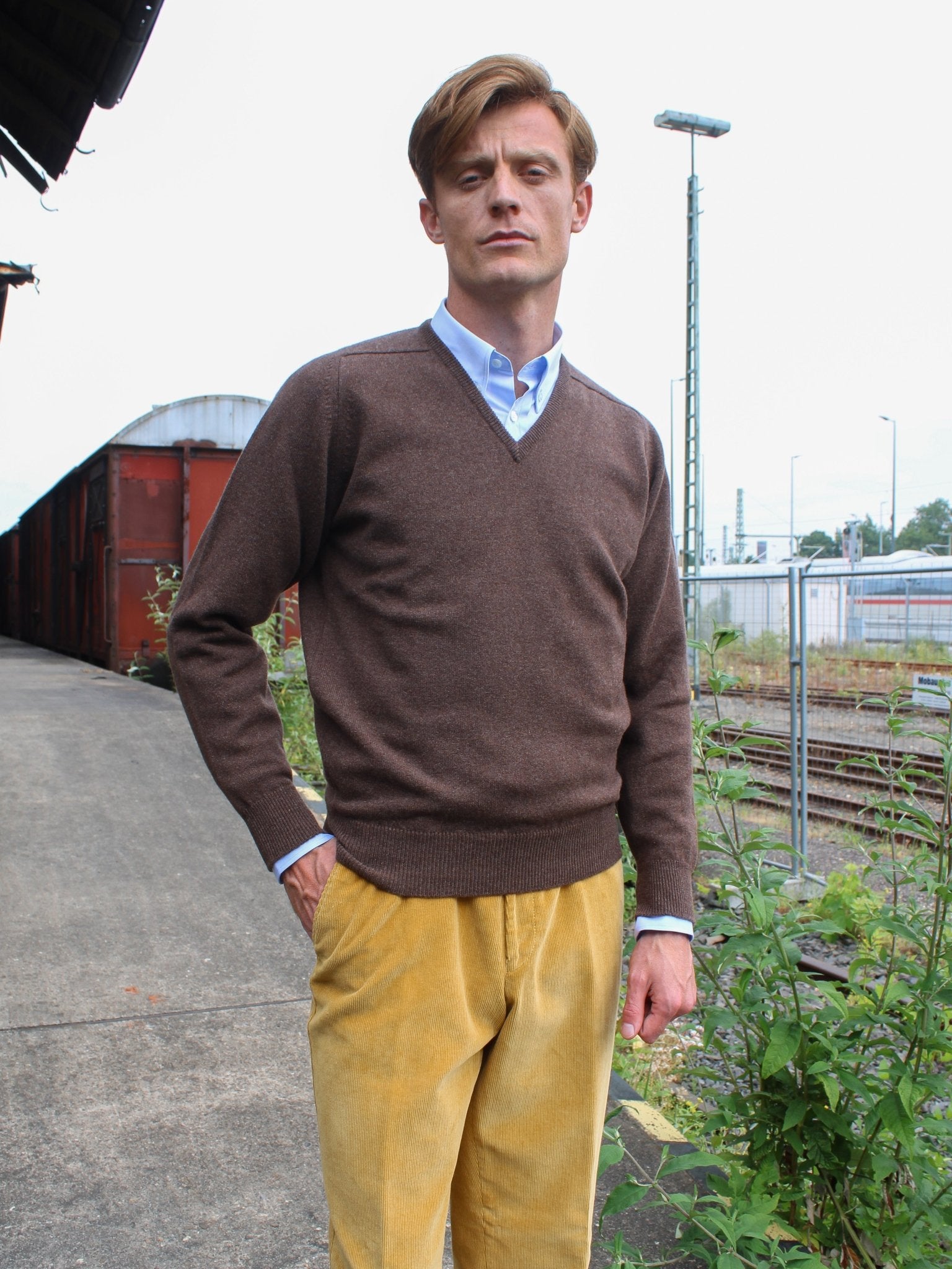 Lambswool Pullover mit V-Ausschnitt in klassischen Farben (Gr. 40–42)