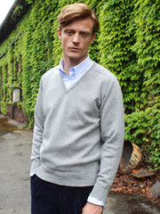 Lambswool Pullover mit V-Ausschnitt in klassischen Farben (Gr. 44–52)