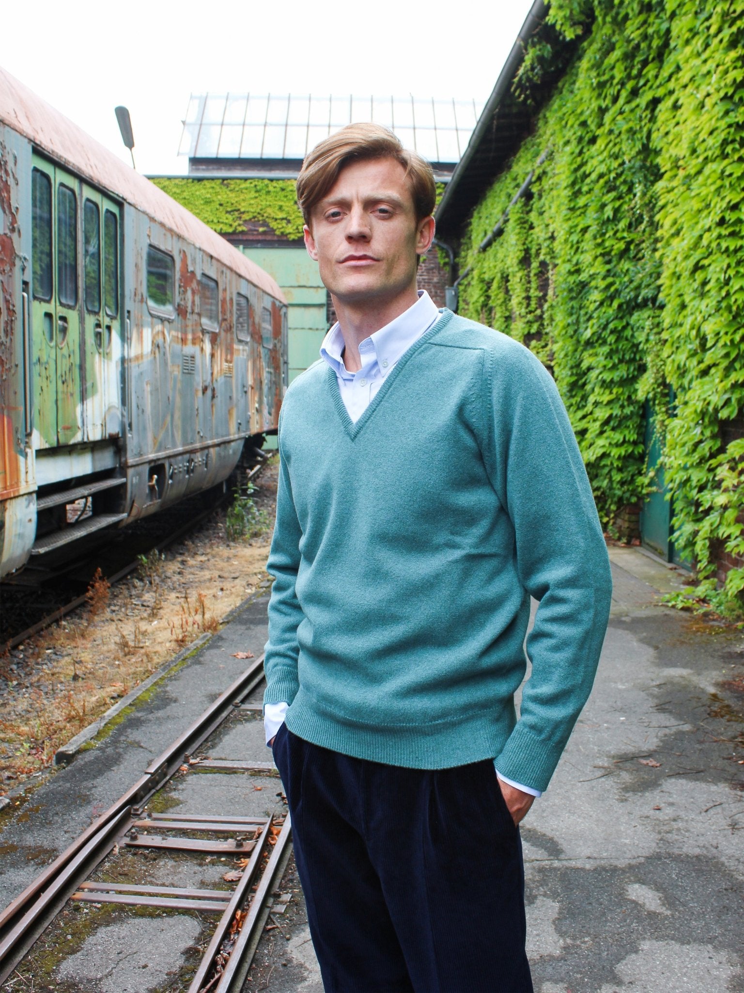 Lambswool Pullover mit V-Ausschnitt in modernen Farben (Gr. 40–42)