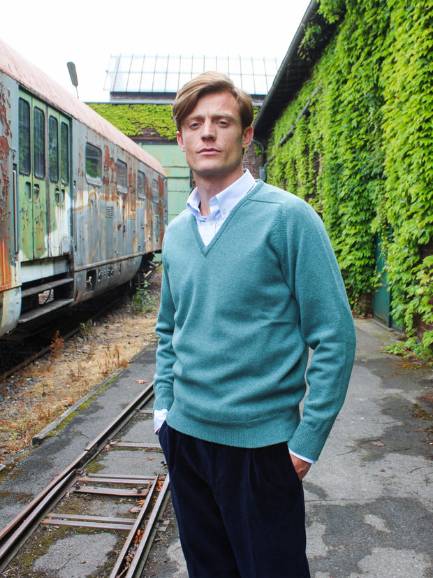 Lambswool Pullover mit V-Ausschnitt in modernen Farben (Gr. 40–42)