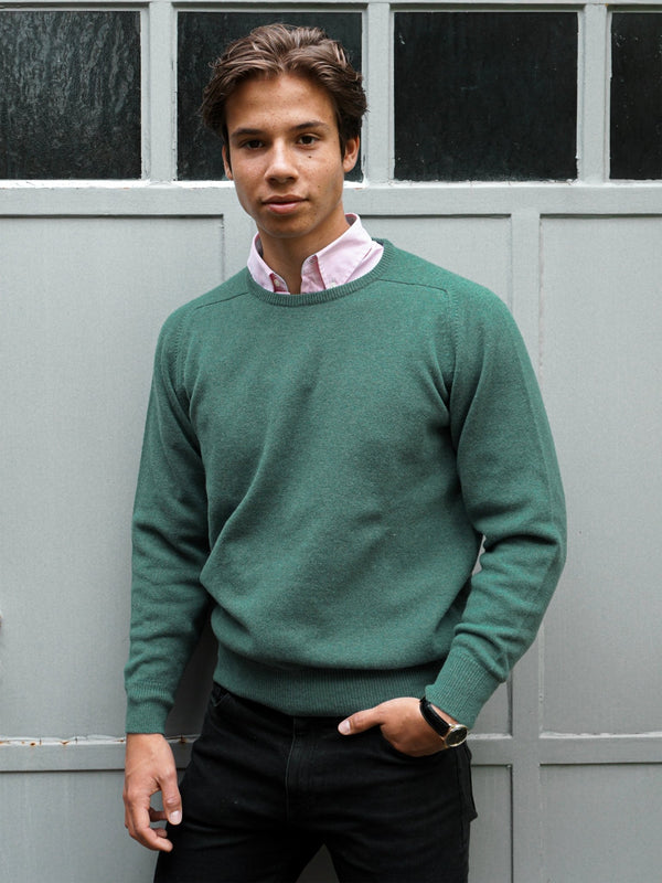 Lambswool Pullover mit Rundausschnitt schwarz Detailansicht — John Crocket