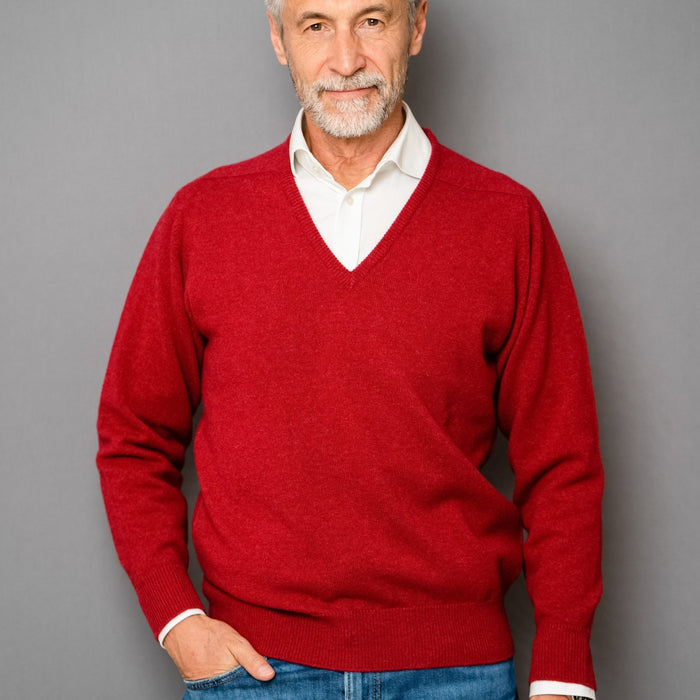 Lambswool Pullover mit V-Ausschnitt in klassischen Farben (Gr. 44–52)