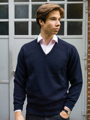 Lambswool Pullover mit V-Ausschnitt in klassischen Farben (Gr. 40–42)