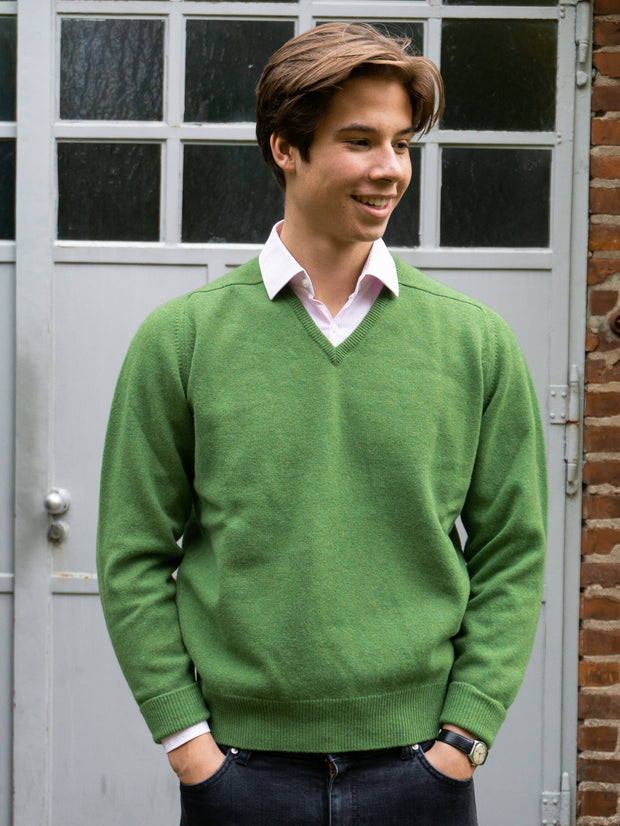 Lambswool Pullover mit V-Ausschnitt in modernen Farben (Gr. 40–42)