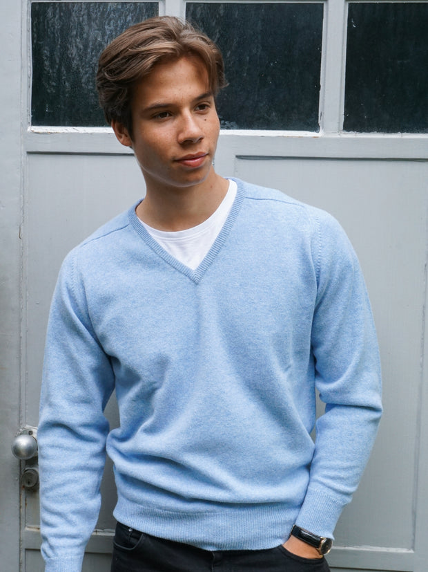 Lambswool Pullover mit V-Ausschnitt in modernen Farben (Gr. 40–42)