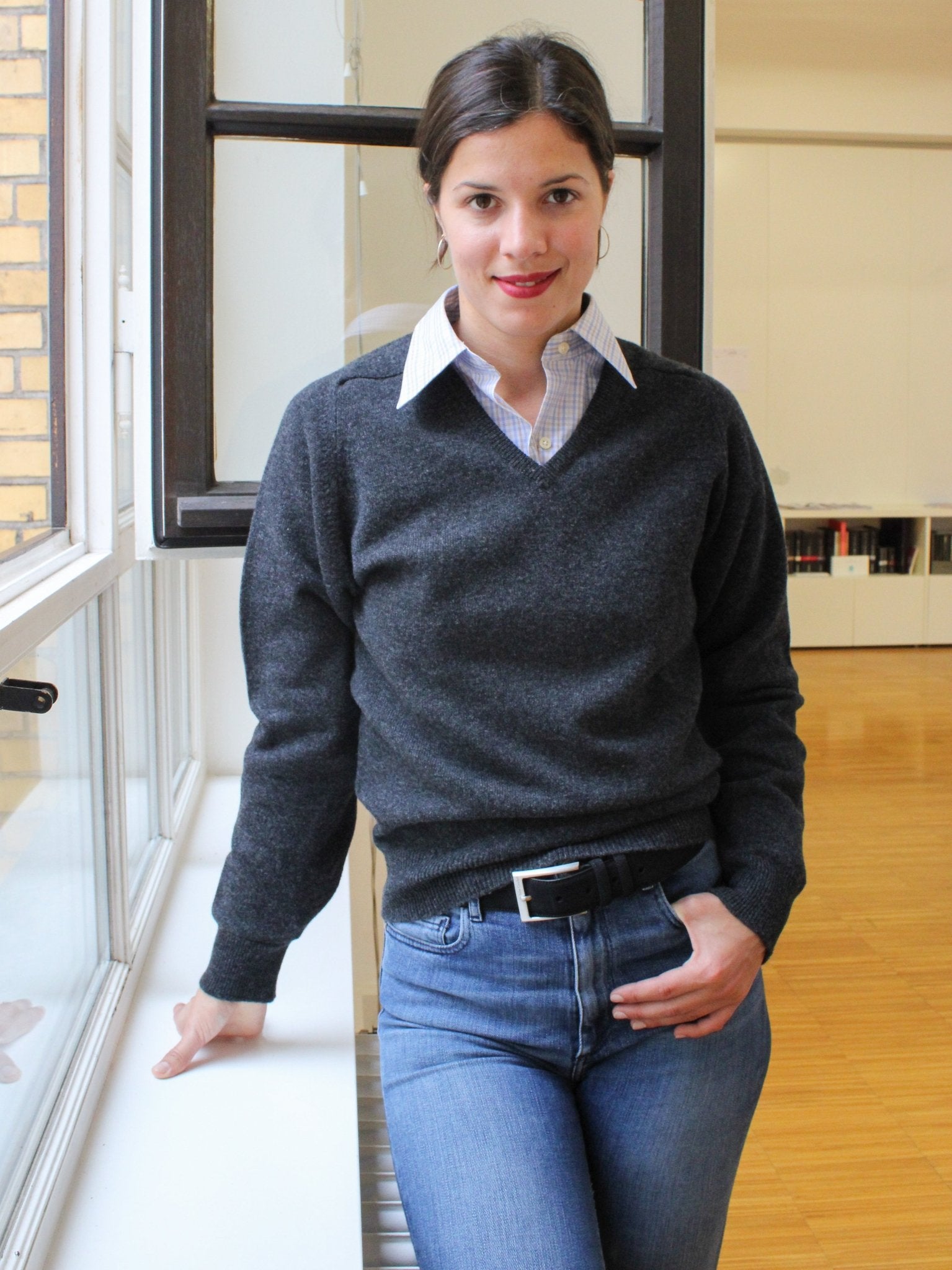 Lambswool Pullover mit V-Ausschnitt in klassischen Farben (Gr. 40–42)