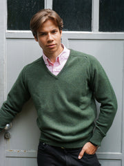 Lambswool Pullover mit V-Ausschnitt in modernen Farben (Gr. 40–42)