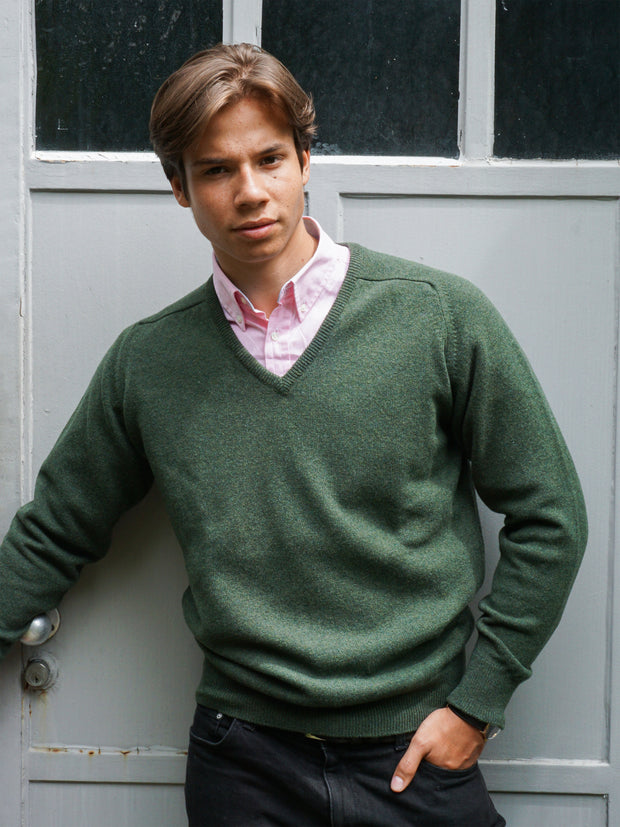 Lambswool Pullover mit V-Ausschnitt in modernen Farben (Gr. 40–42)