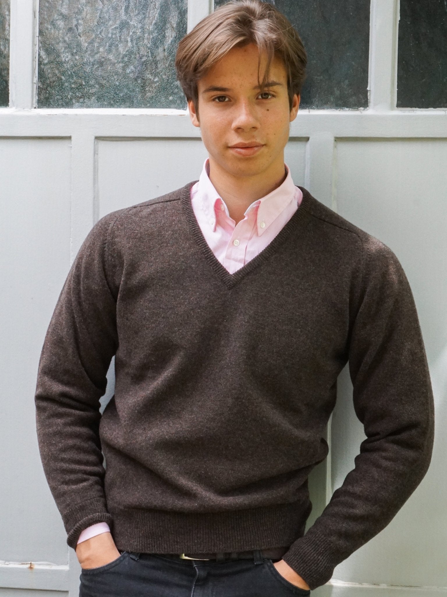 Lambswool Pullover mit V-Ausschnitt in klassischen Farben (Gr. 40–42)