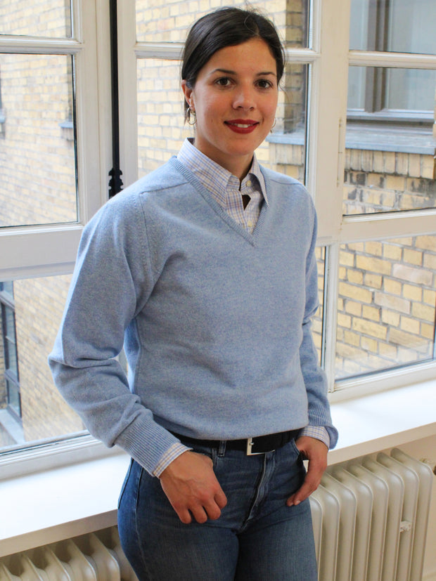 Lambswool Pullover mit V-Ausschnitt in modernen Farben (Gr. 40–42)