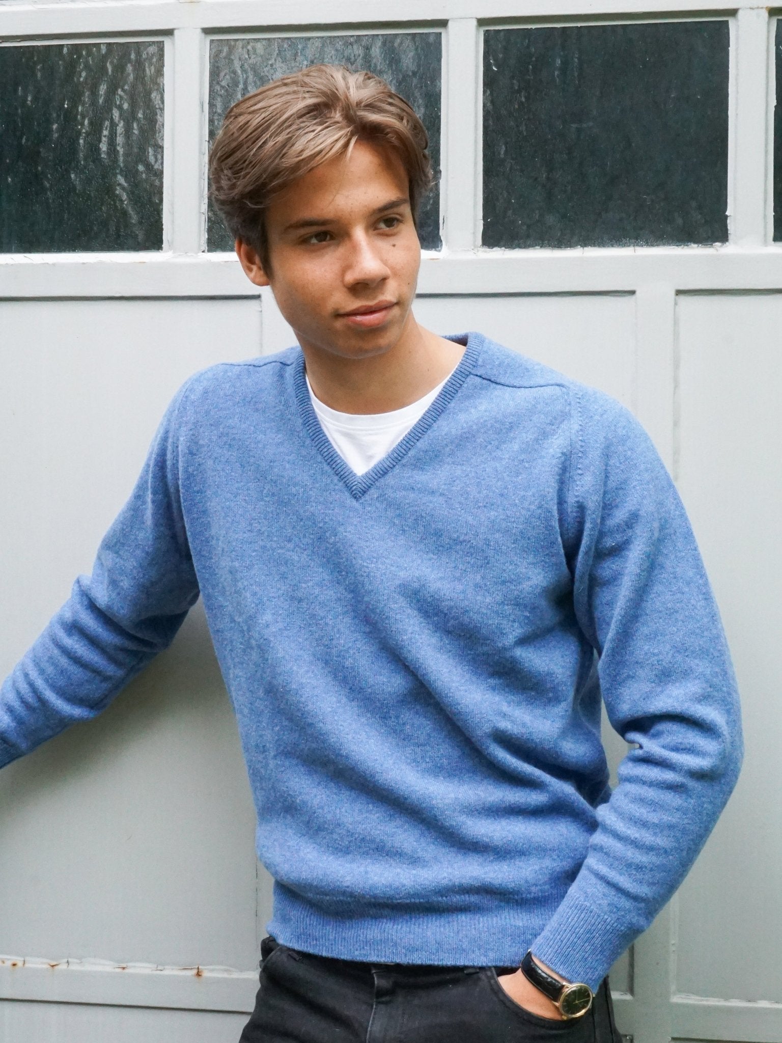 Lambswool Pullover mit V-Ausschnitt in klassischen Farben (Gr. 40–42)