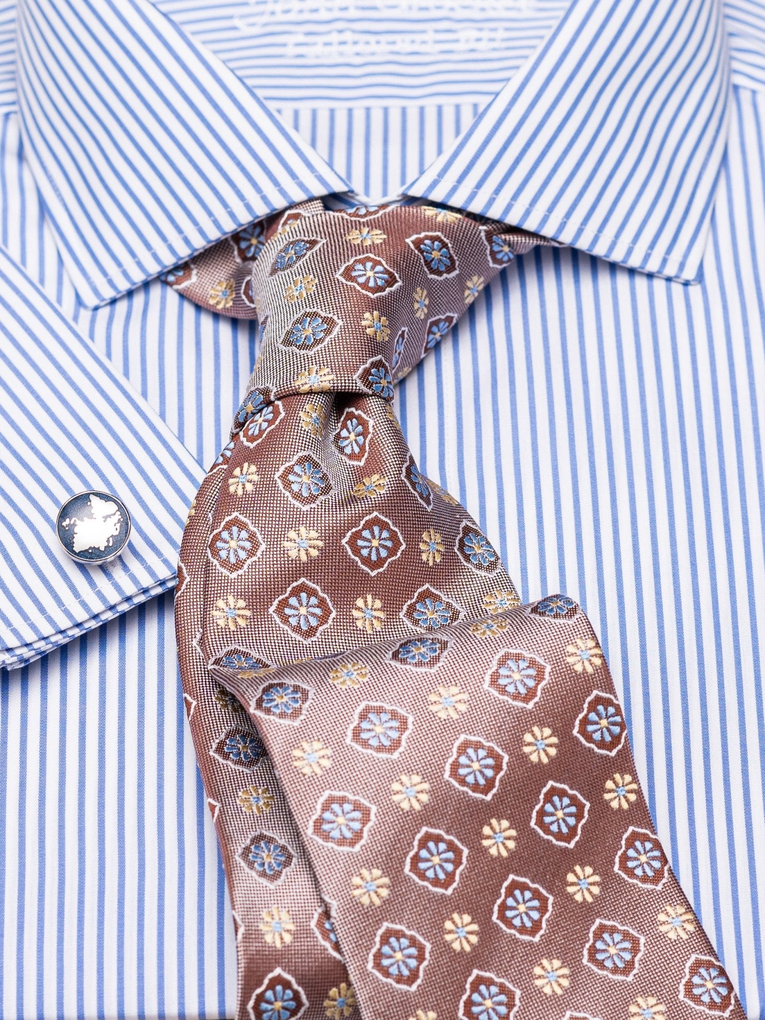 Herrenhemd Slim Fit Cut-Away gestreift in Blau, Frontalansicht