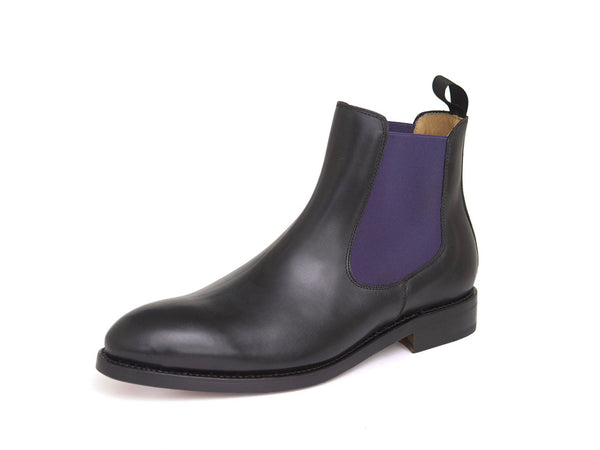 Chelsea Boots Herren in Schwarz mit lila Einsatz, Frontalansicht