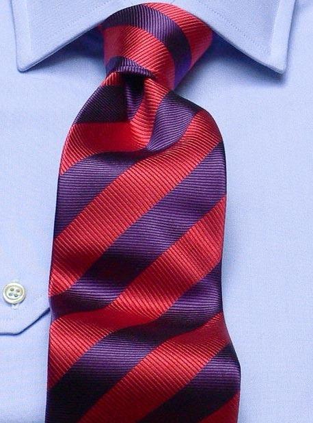 Krawatte: Krawatte mit Clubstreifen in lila/rot | John Crocket – Fine British Clothing