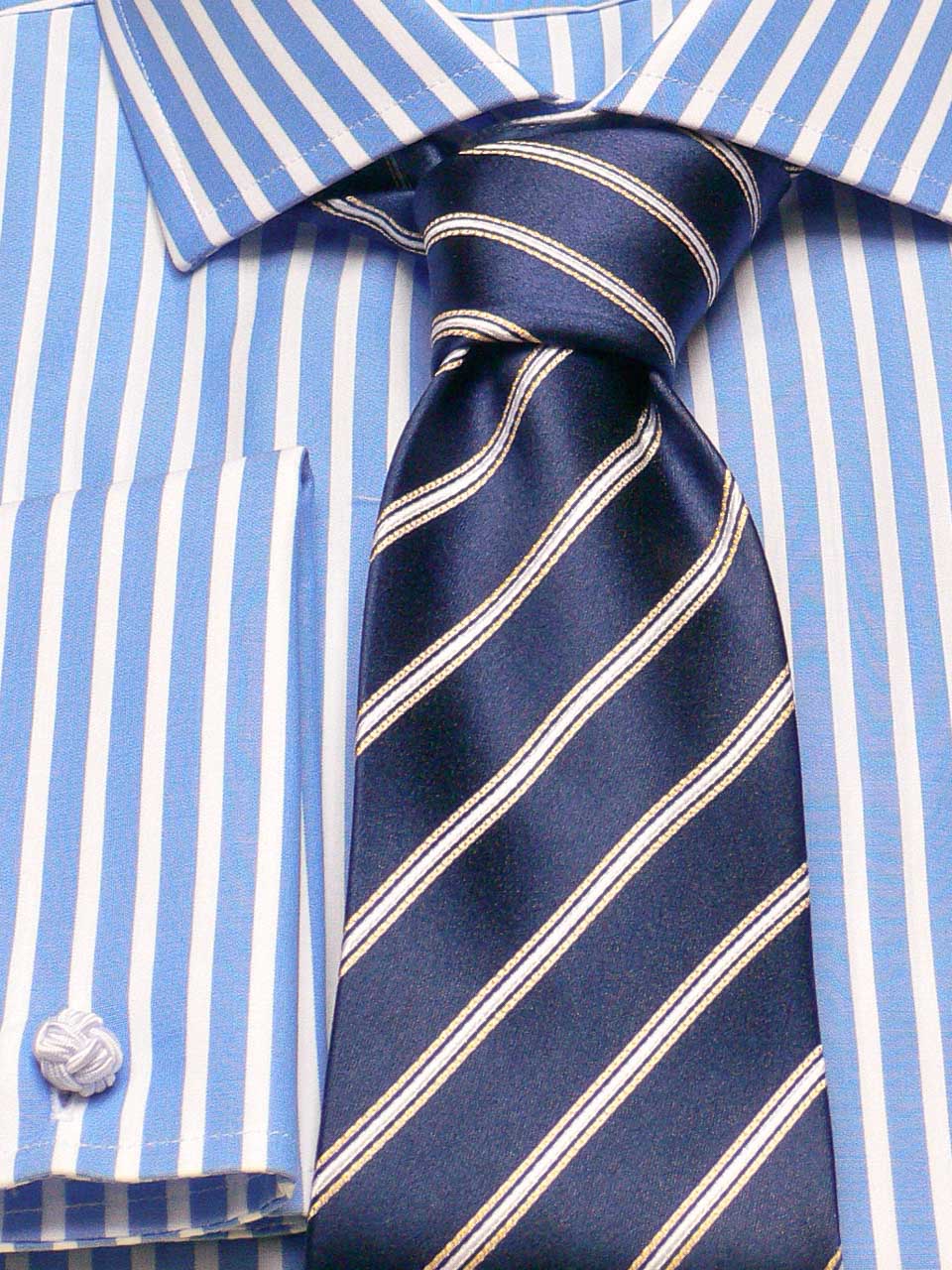 Herrenhemd Slim Fit Cut-Away gestreift in Hellblau, Frontalansicht